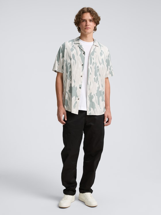 Relaxed fit short sleeve shirt in Hawaiian look by Denim Male, white abstract flowery print