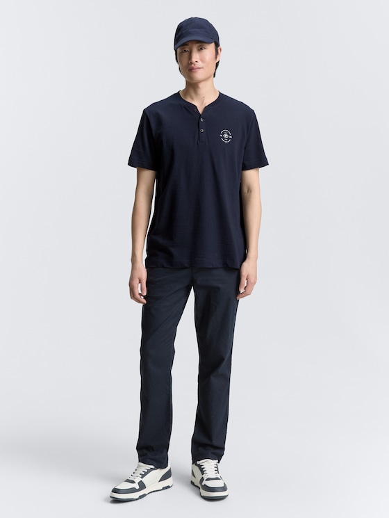 T-shirt Henley avec logo imprimé par Men, sky captain blue