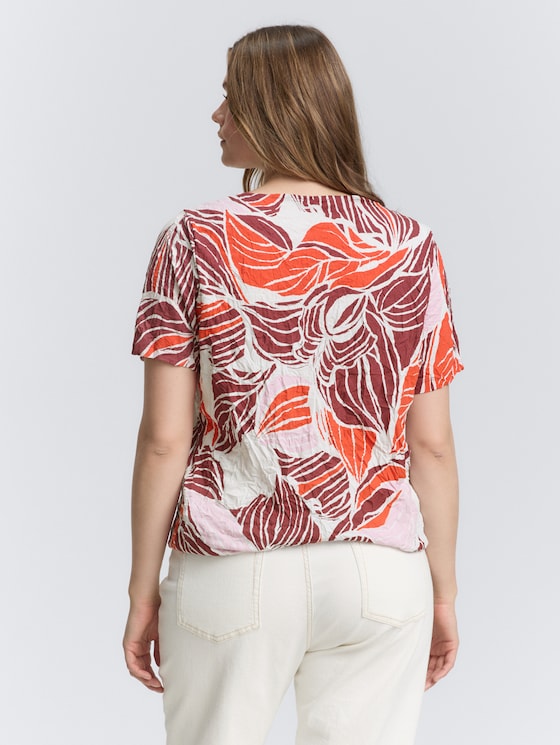 Plus Size - Crinkle T-Shirt mit Muster von Women Plus Size, red cut leaves design