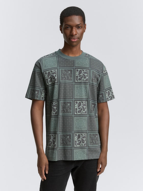 Relaxed Fit T-Shirt mit Muster von Denim Male, grey green patchwork print