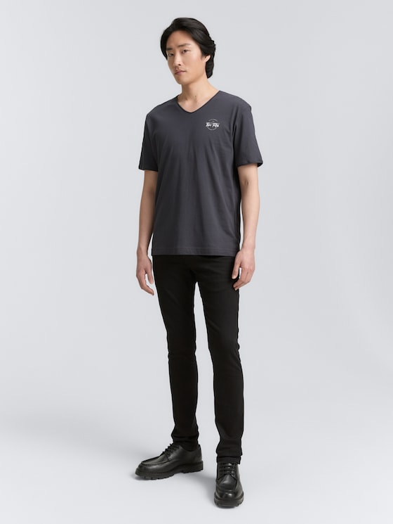 T-Shirt mit V-Ausschnitt von Men, Tarmac Grey