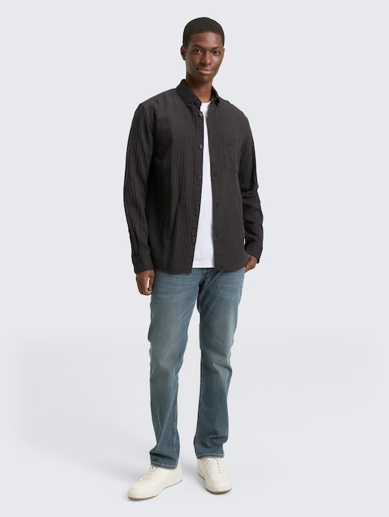 Chemise coupe classique avec poche poitrine par Denim Male, black grey herringbone