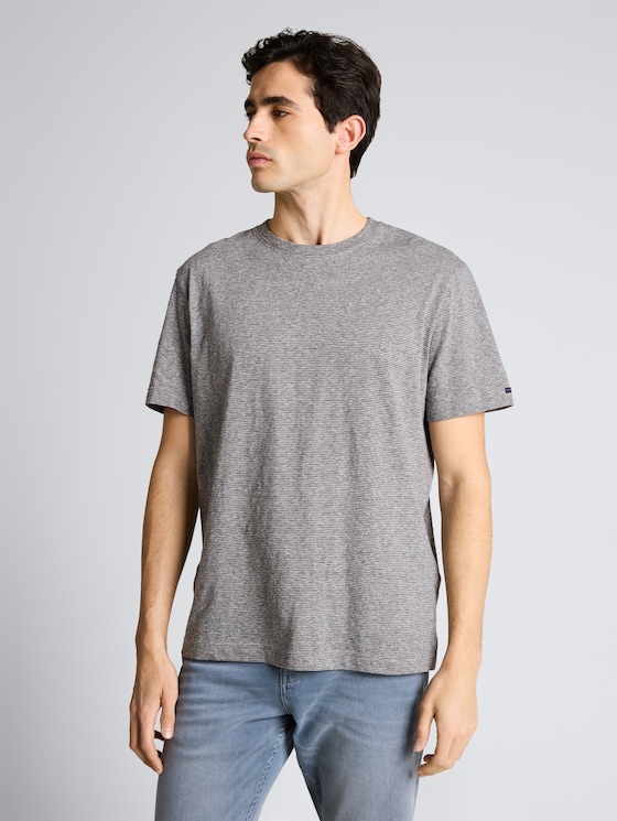 T-shirt with fine stripe pattern by Men, white tarmac grey fine stripe