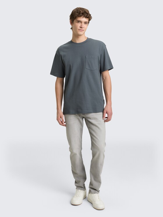 Relaxed Fit T-Shirt mit Brusttasche von Denim Male, urban medium grey