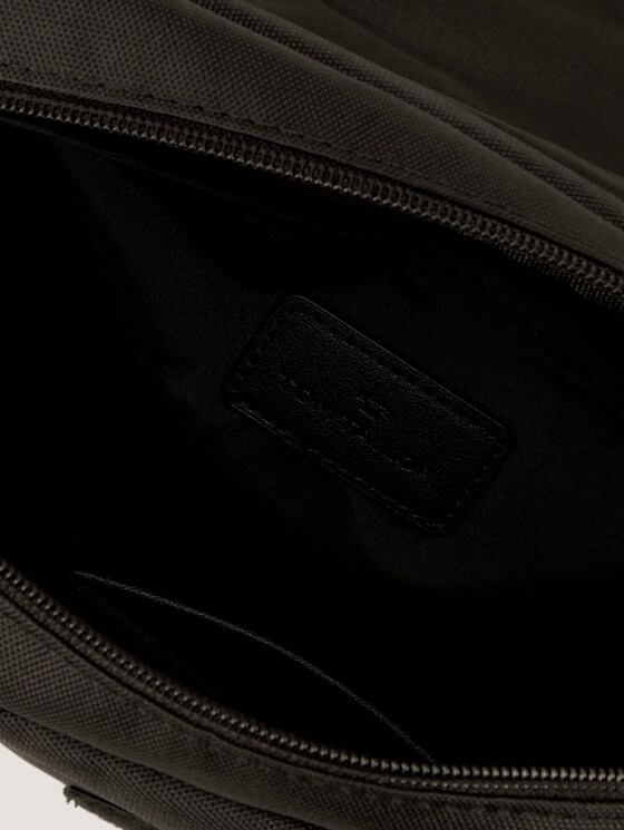 Jon Umhängetasche mit Überschlag aus recycletem Polyester - Männer - schwarz / black Jon Umhängetasche mit Überschlag aus recycletem Polyester - Männer - schwarz / black - 16 - TOM TAILOR