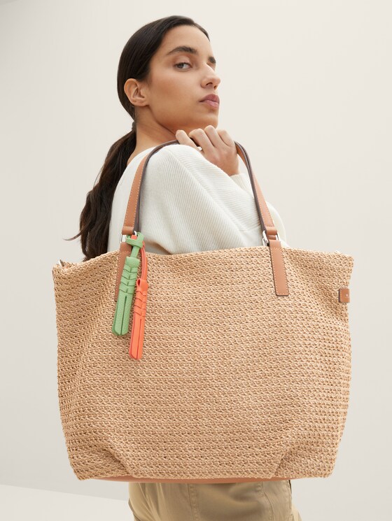 Yva shopper with a crochet pattern