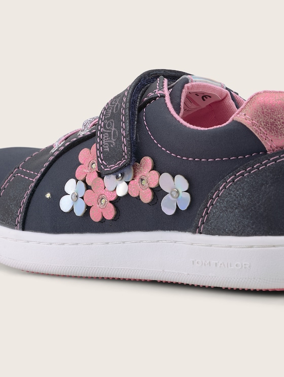 Sneakers with flowers and blinkies