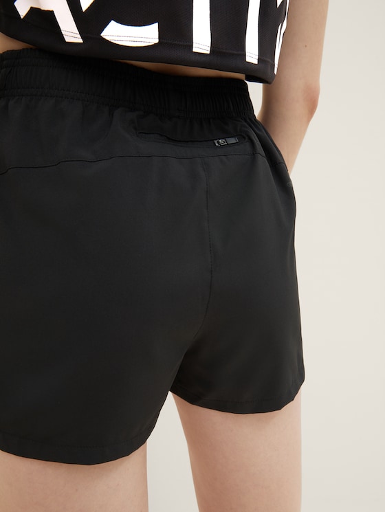 Breathable shorts with a drawstring