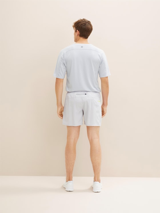 Short sports trousers