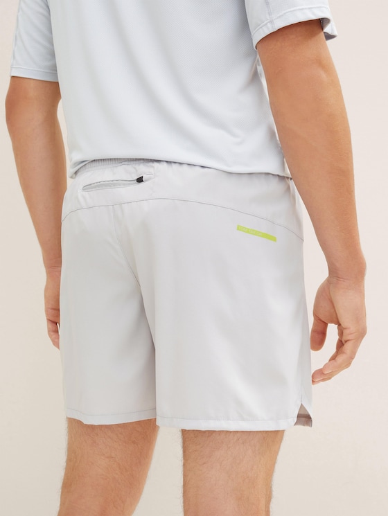 Short sports trousers