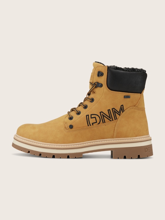 Lined boots with text