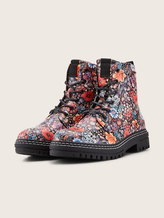 Lined ankle boots with a floral pattern