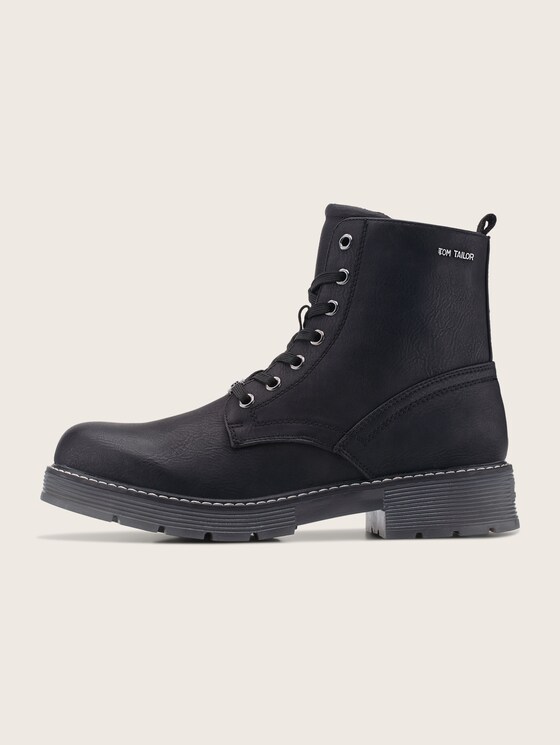 Simple boots with contrasting stitching