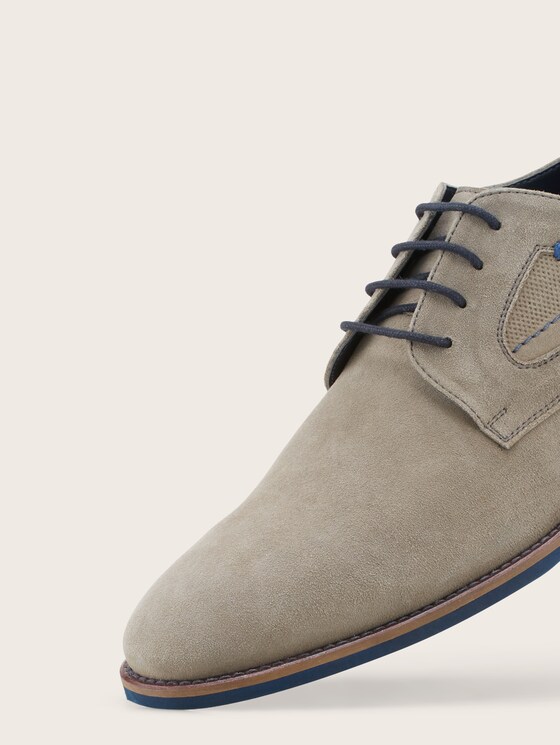 Oxford shoe with contrast stitching