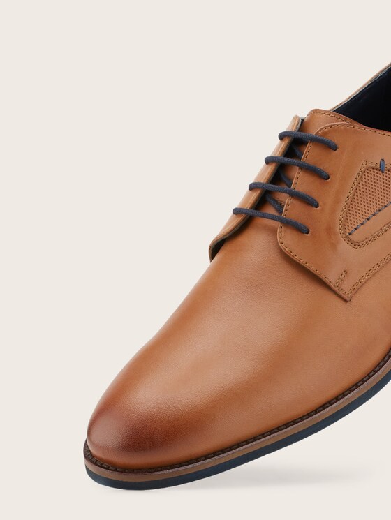 Oxford shoes with contrasting stitching