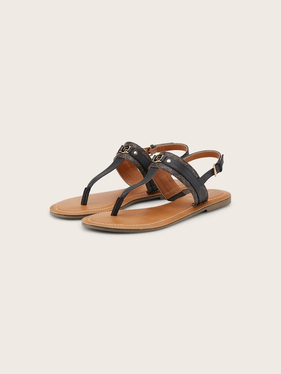 Flat sandals with a logo coin