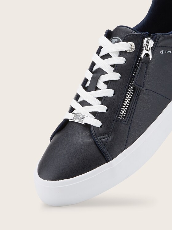 Sneakers with zipper details
