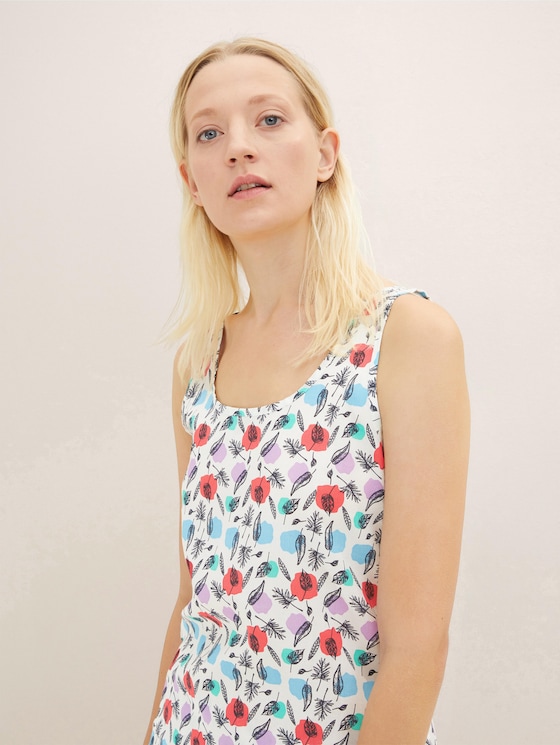 Short pyjama set with a floral print