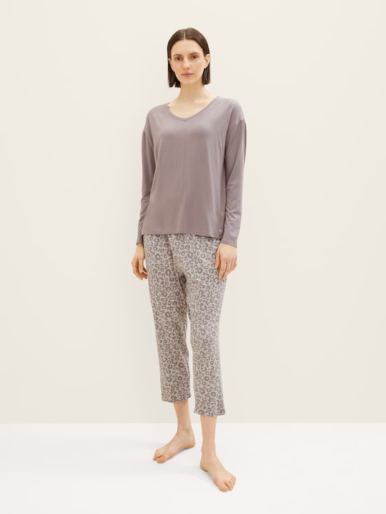 Pyjamas with a leo print