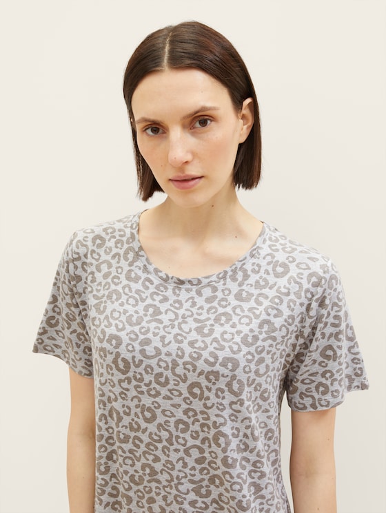 Nightgown with a leo print