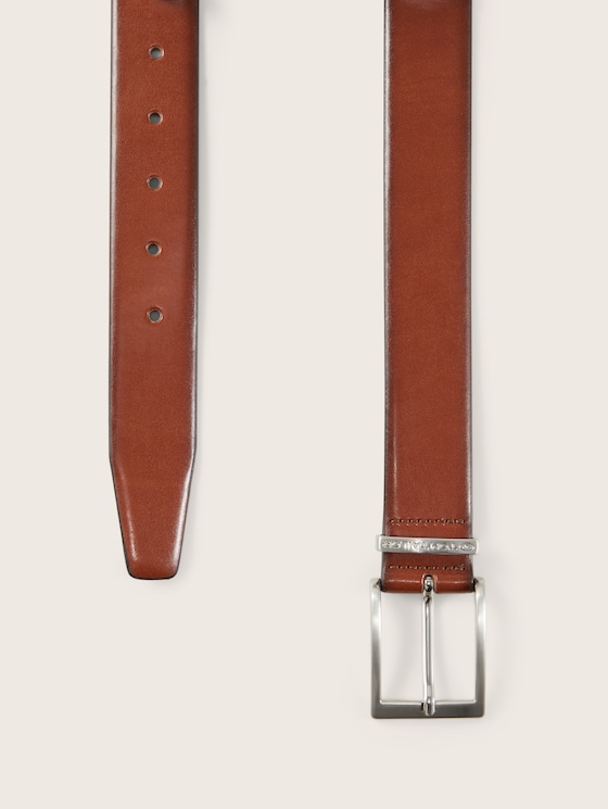 Leather belt with a narrow buckle