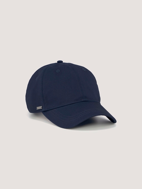 Cap with logo embroidery