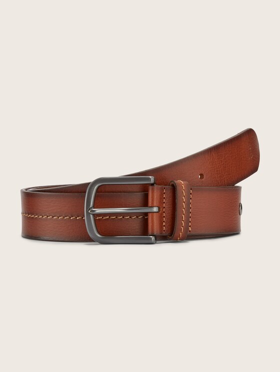 Leather belt with a rounded pin buckle