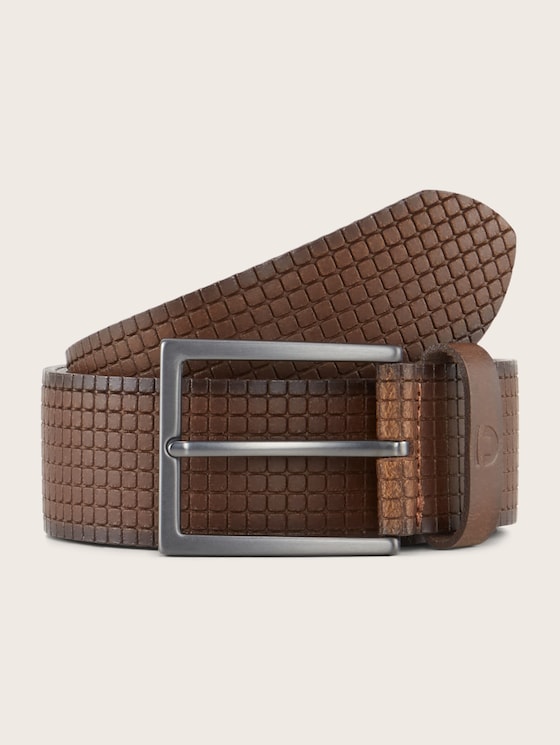 Leather belt with a waffle texture