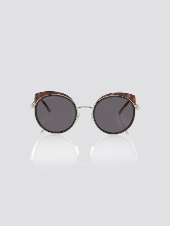 Round sunglasses with tinted lenses