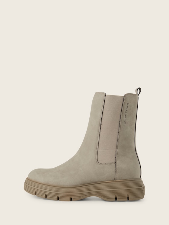 Ankle boots with warming lining