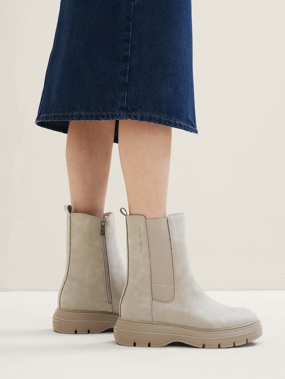 Ankle boots with warming lining