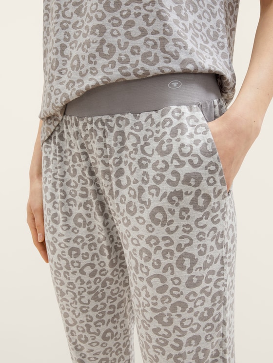 Pyjama bottoms with a leo print