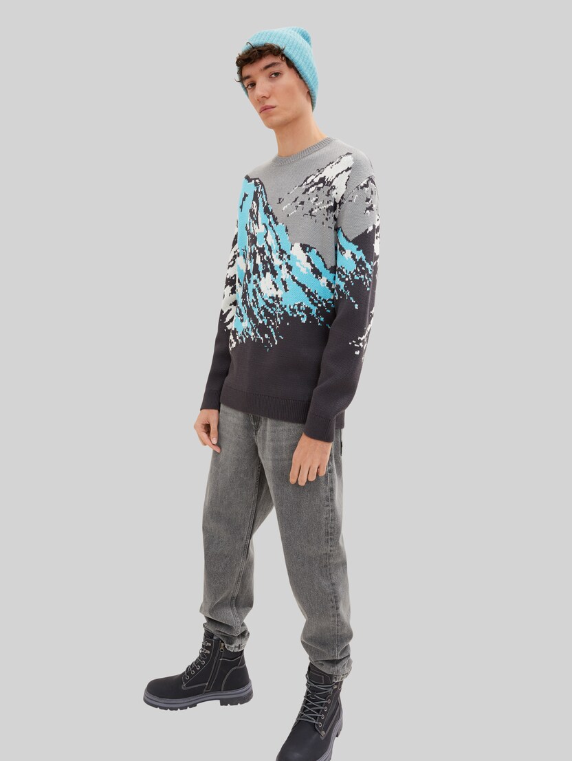Knitted sweater with a mountain motif 
