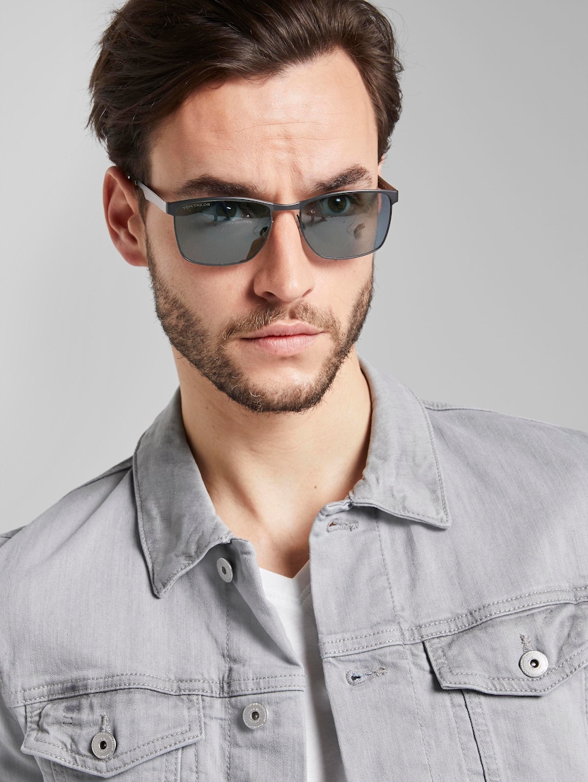 Wayfarer sunglasses with a metal frame 