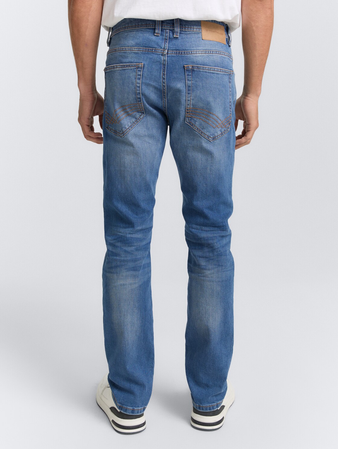 TTJOSH REGULAR SLIM Jeans - Used Mid Stone Blue Denim - Auschnitt Model-Rückansicht