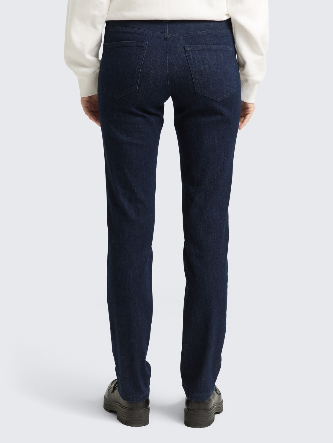 TTALEXA STRAIGHT Jeans - Clean Rinsed Blue Denim - Auschnitt Model-Rückansicht