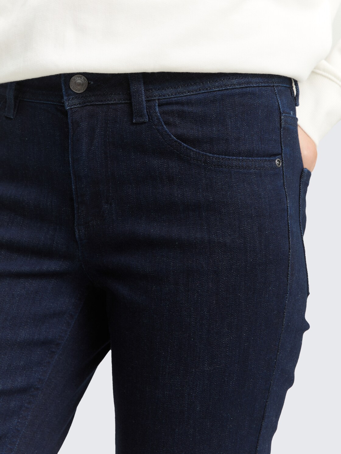 TTALEXA STRAIGHT Jeans - Clean Rinsed Blue Denim - Detail-Model-Ansicht