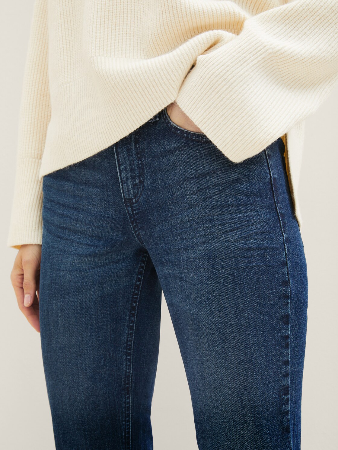 TTALEXA STRAIGHT Jeans - dark stone wash denim - Detail-Model-Ansicht