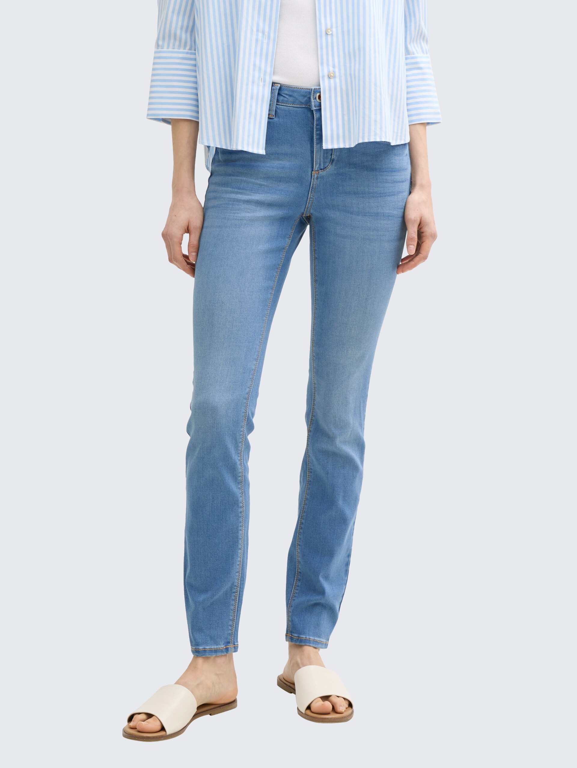 TTALEXA SKINNY Jeans - Clean Light Stone Blue Denim - Ausschnitt Model-Vorderansicht