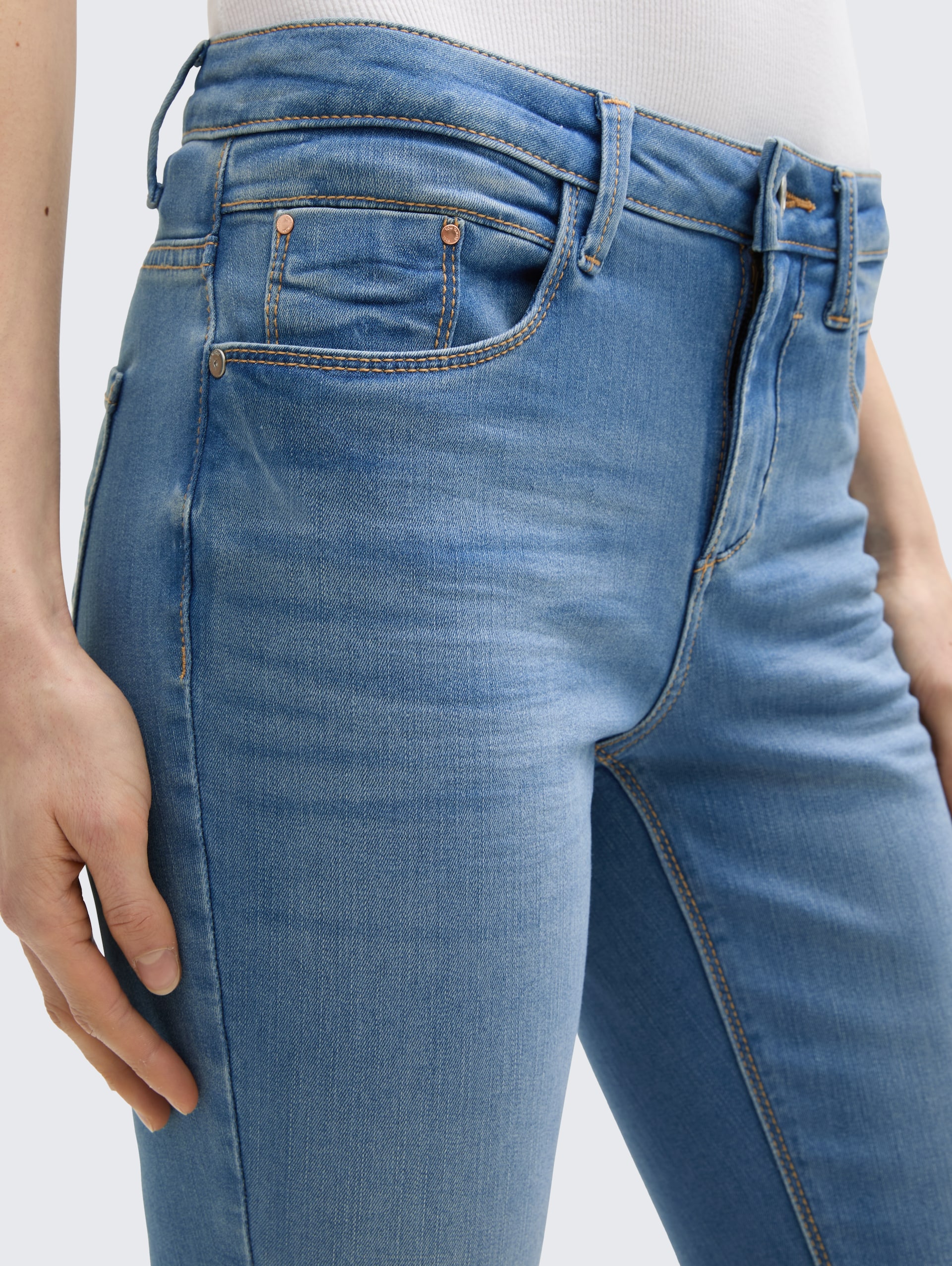TTALEXA SKINNY Jeans - Clean Light Stone Blue Denim - Detail-Model-Ansicht