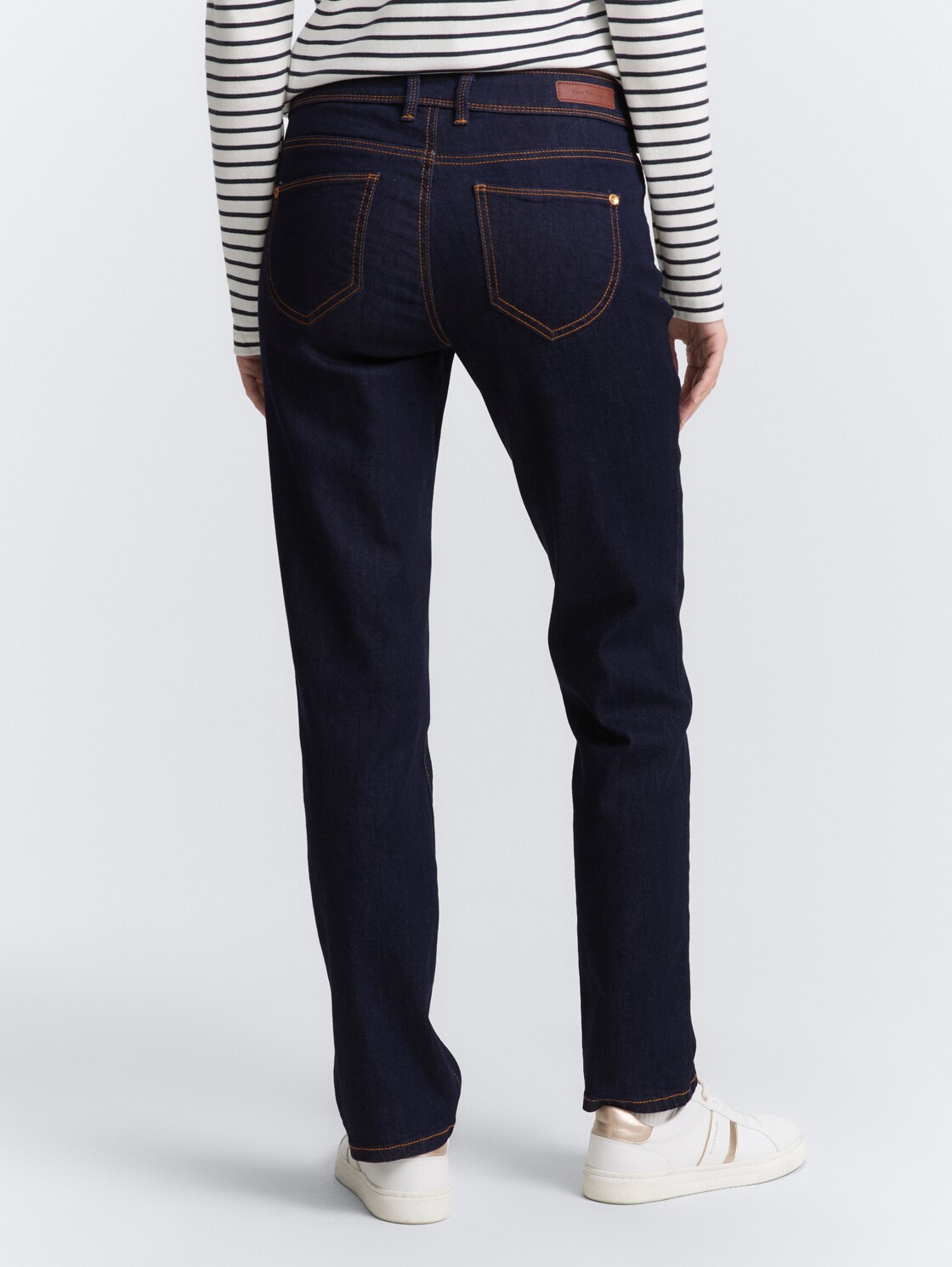 TTALEXA STRAIGHT Jeans - Rinsed Blue Denim - Auschnitt Model-Rückansicht