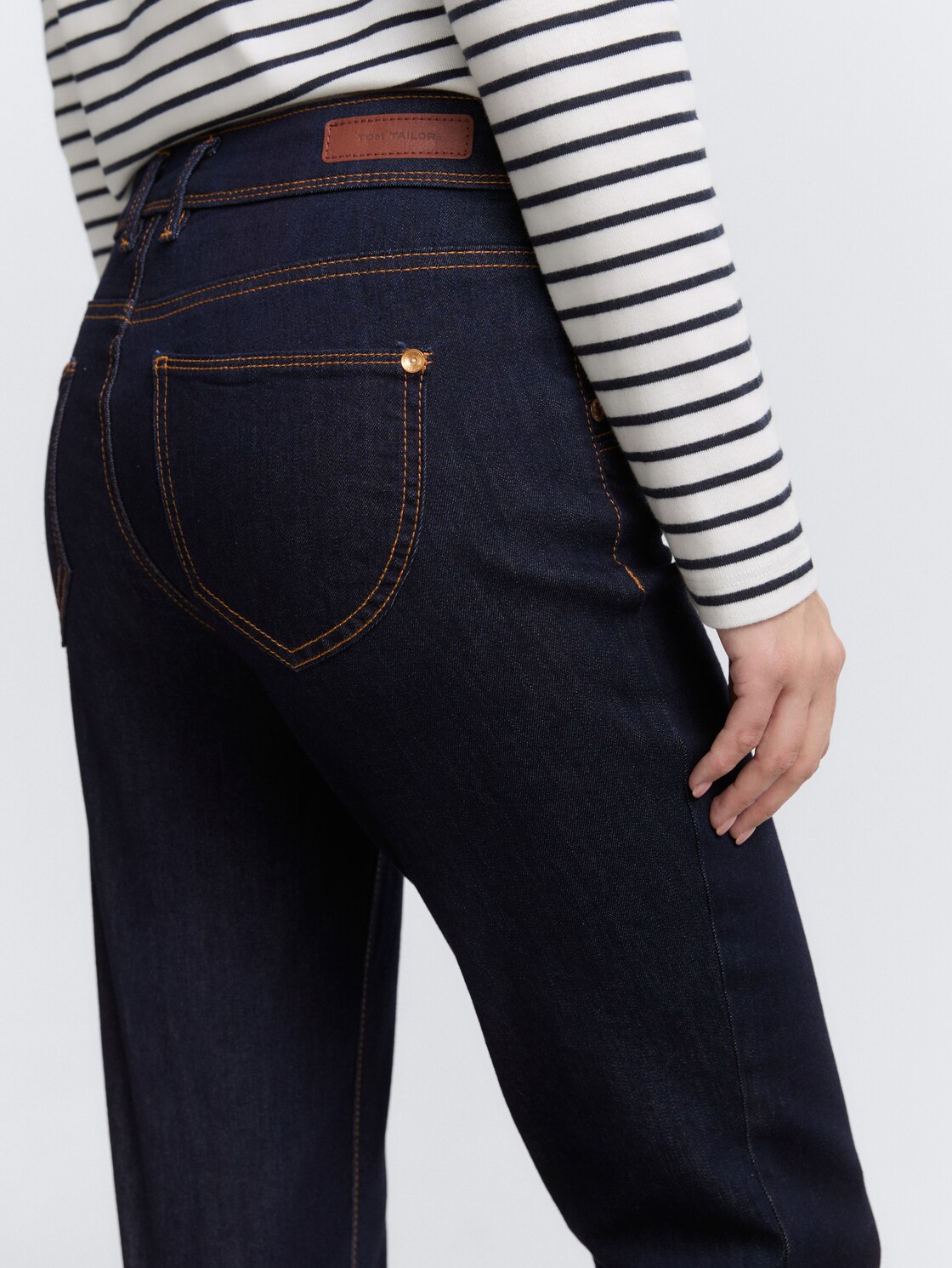 TTALEXA STRAIGHT Jeans - Rinsed Blue Denim - Detail-Model-Ansicht