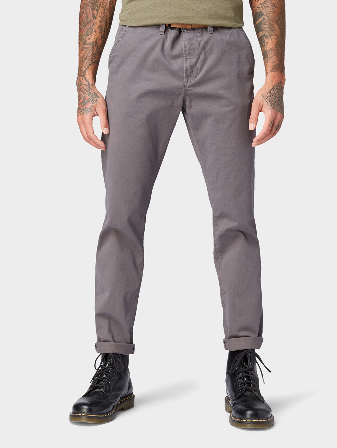 Slim Chino Hose mit Gürtel - Eiffel Tower - Model-Vorderansicht