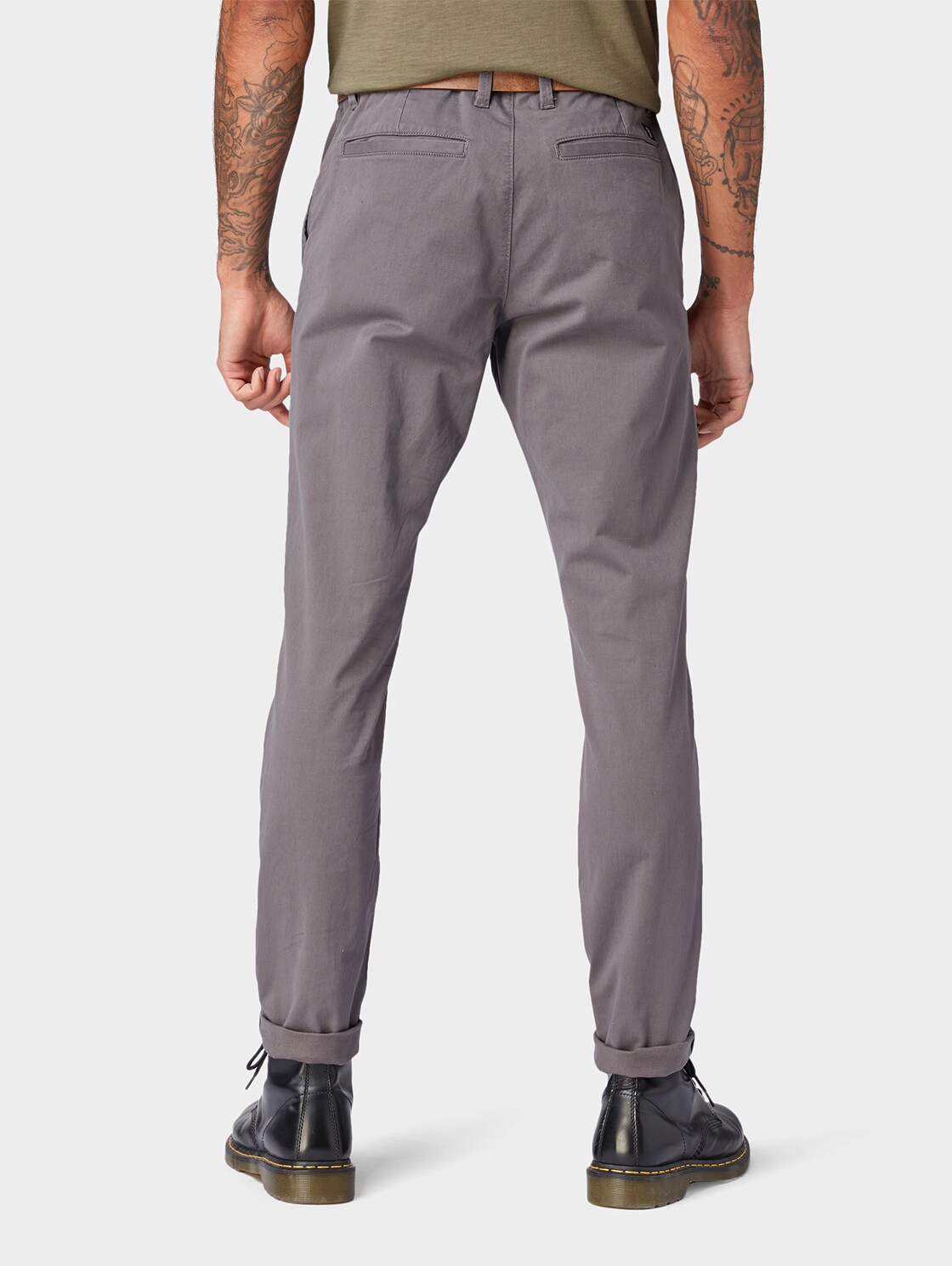 Slim Chino Hose mit Gürtel - Eiffel Tower - Auschnitt Model-Rückansicht