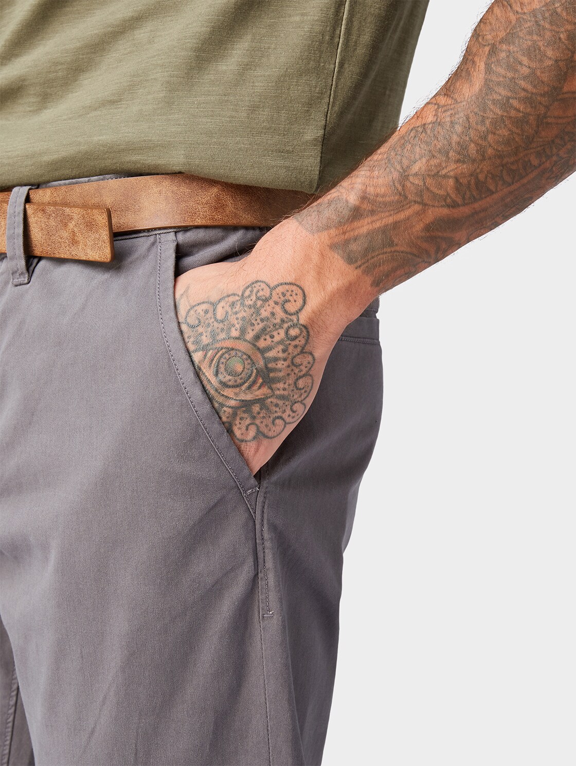 Slim Chino Hose mit Gürtel - Eiffel Tower - Detail-Model-Ansicht