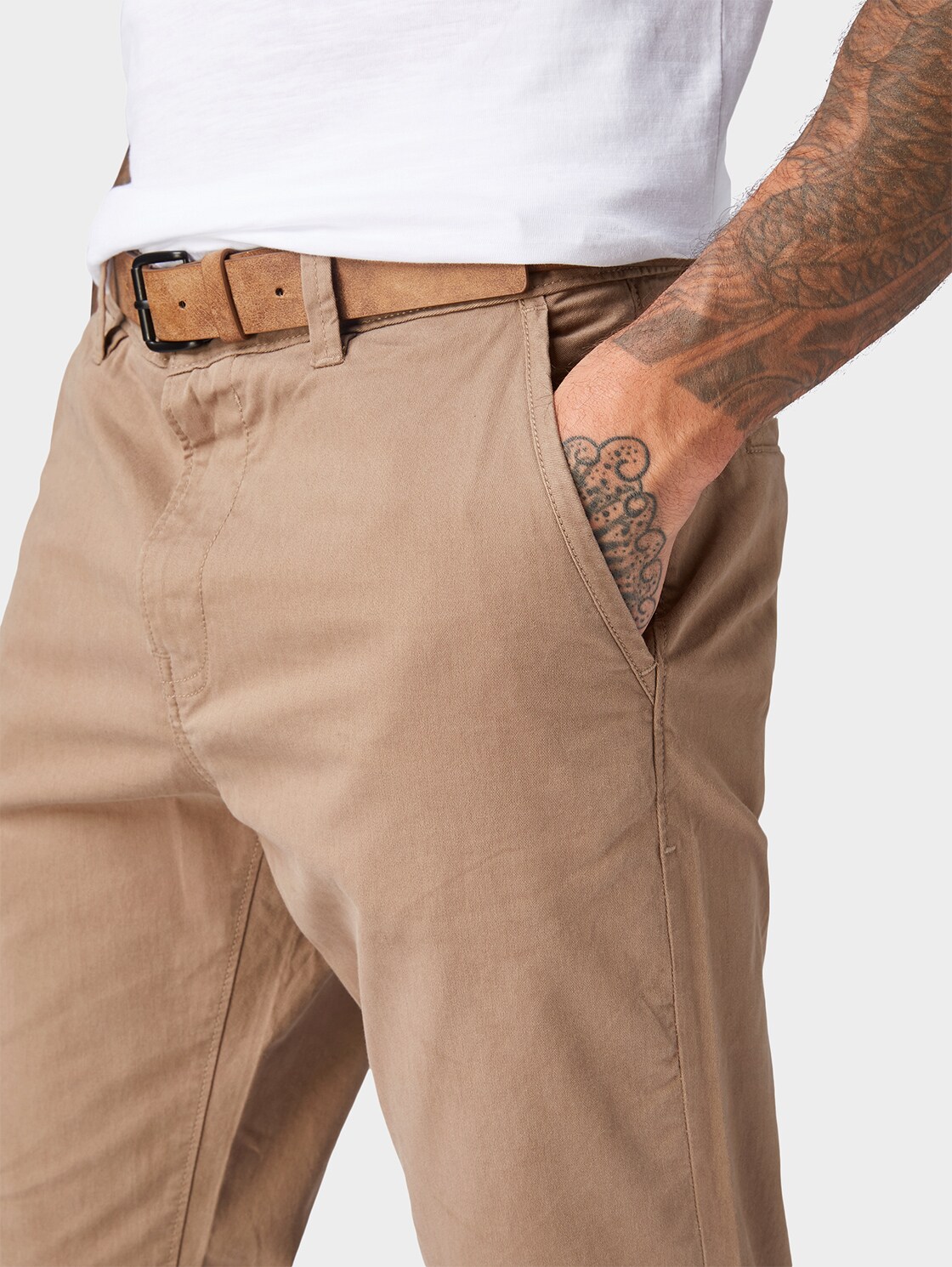 Slim-fit chinos with belt - Caribou Beige - Detail model view