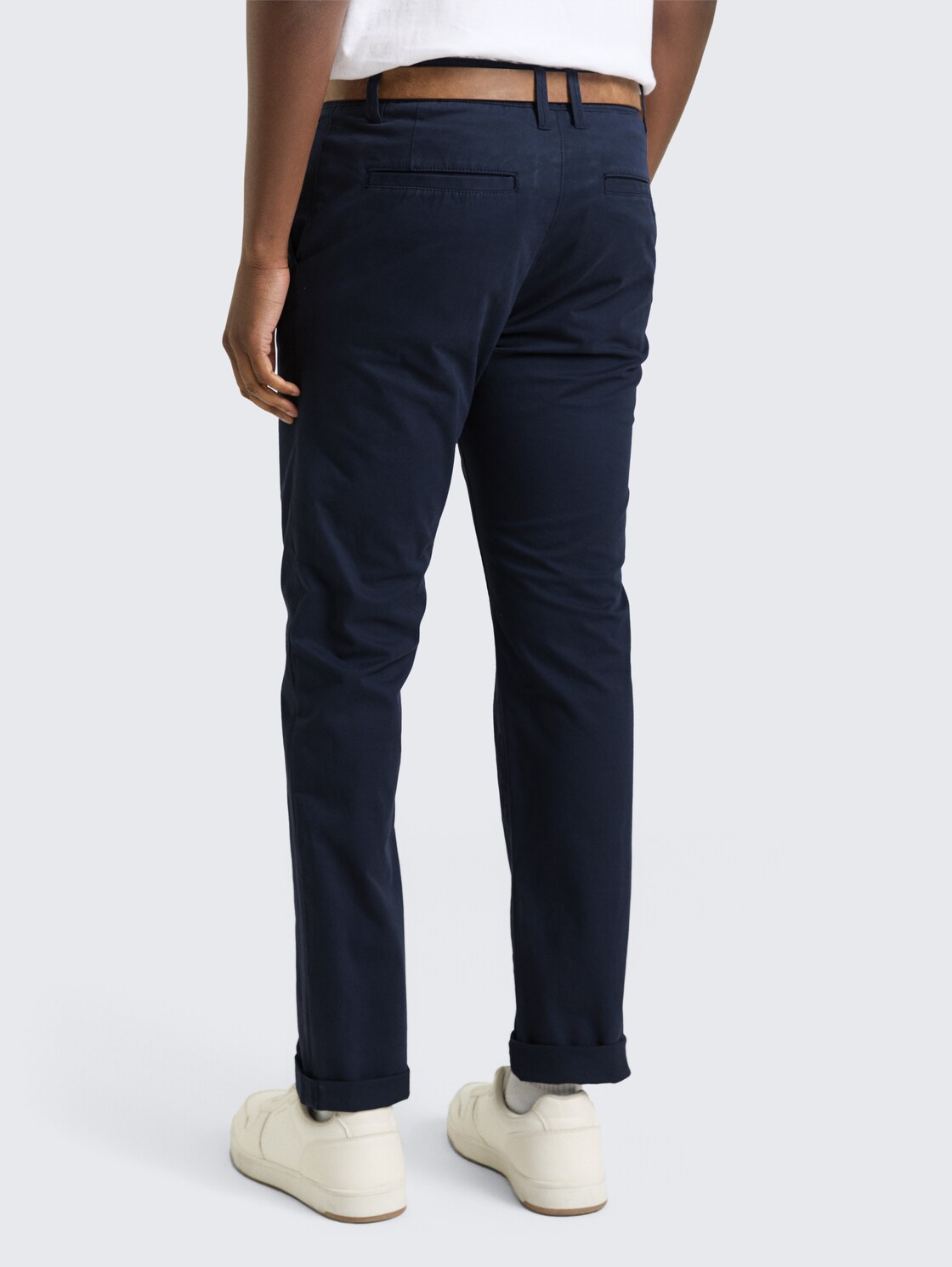 Slim Fit Chino Hose mit Gürtel - sky captain blue - Auschnitt Model-Rückansicht