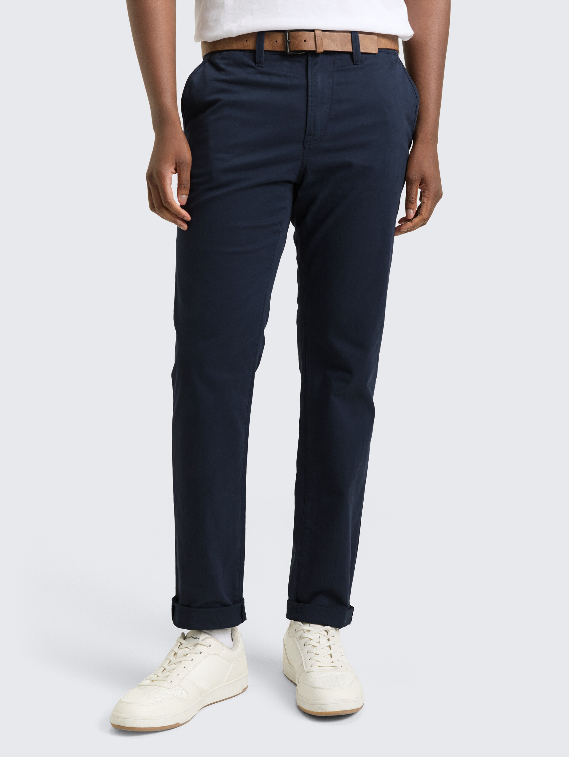 Slim Fit Chino Hose mit Gürtel - sky captain blue - Ausschnitt Model-Vorderansicht