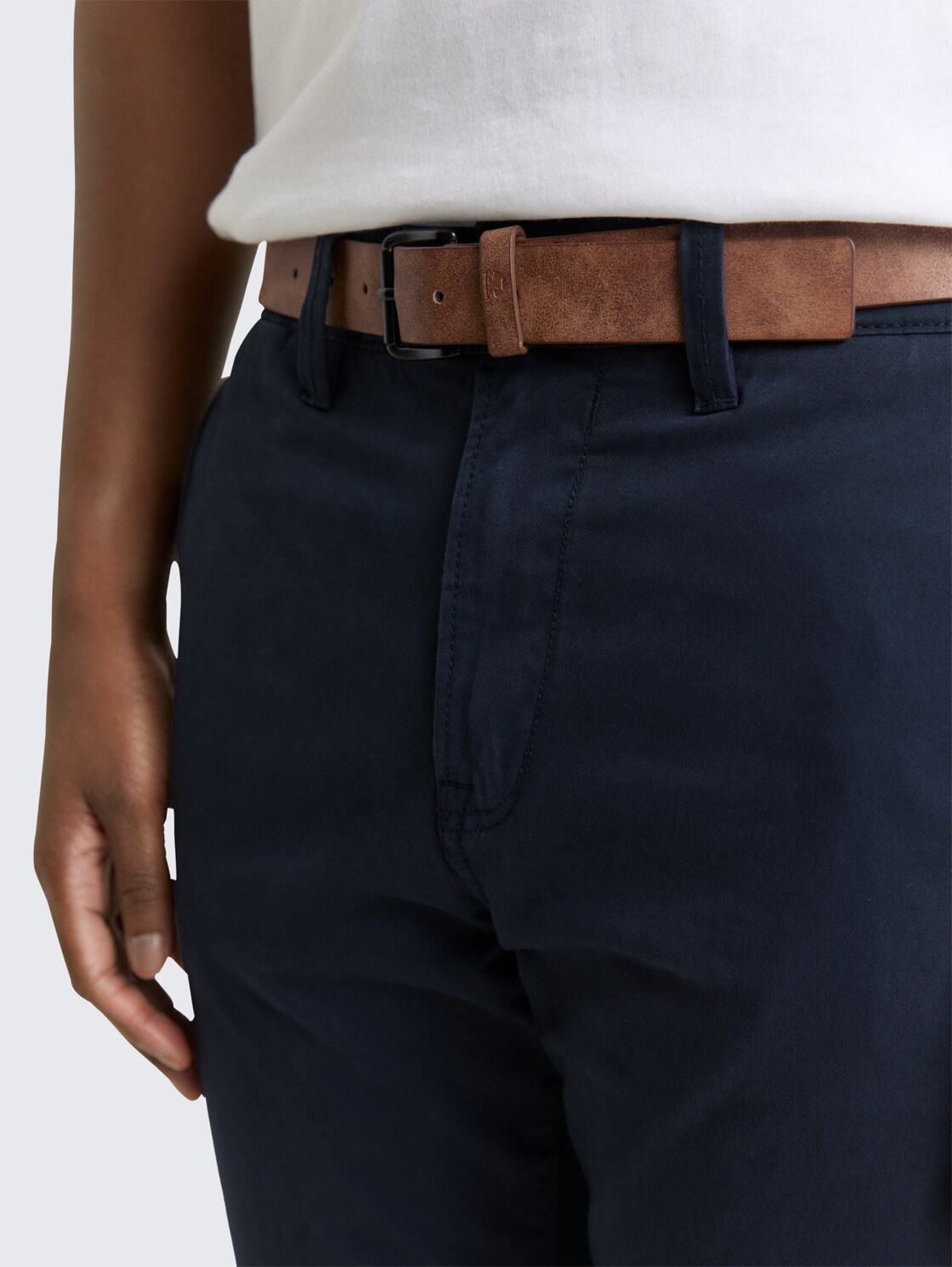 Slim Fit Chino Hose mit Gürtel - sky captain blue - Detail-Model-Ansicht