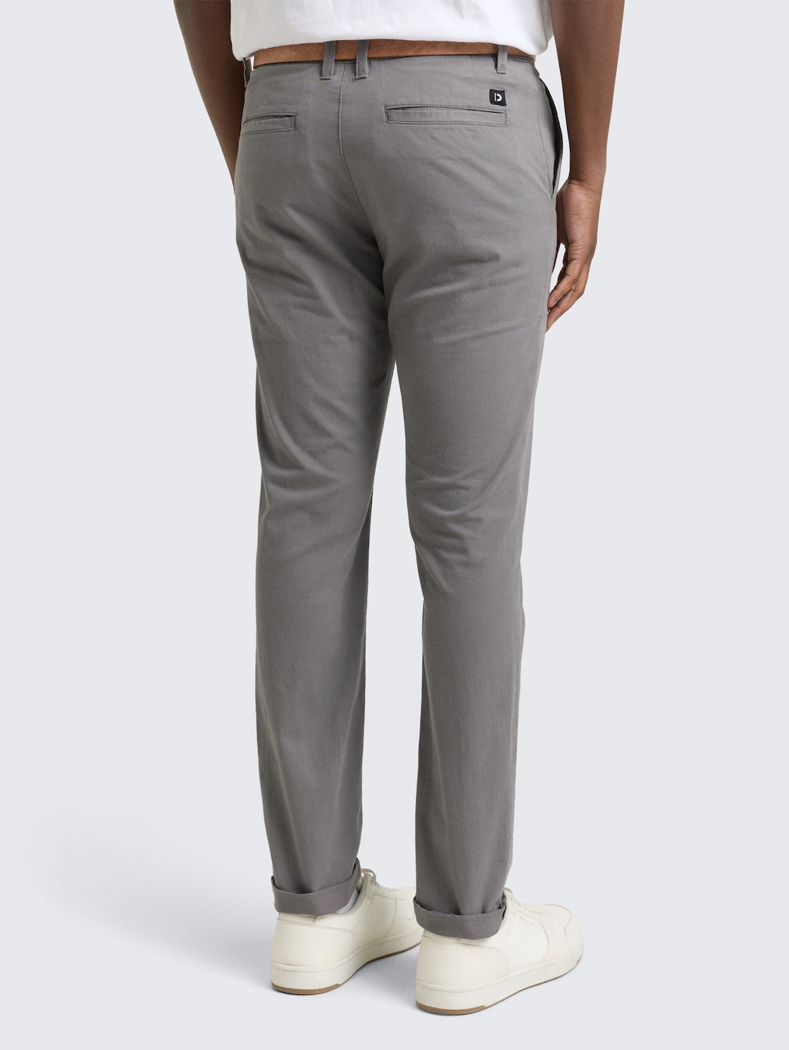 Chino Hose mit Gürtel - Castlerock Grey - Auschnitt Model-Rückansicht